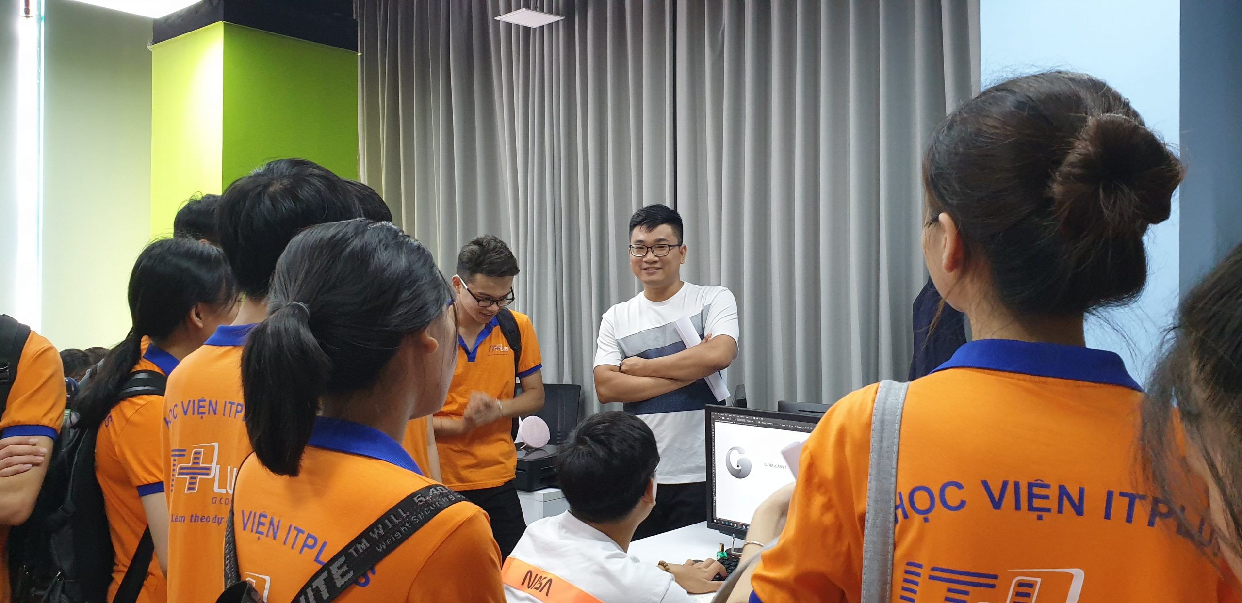 itplus-trai-nghiem-ngay-lam-viec-tai-sao-kim-branding