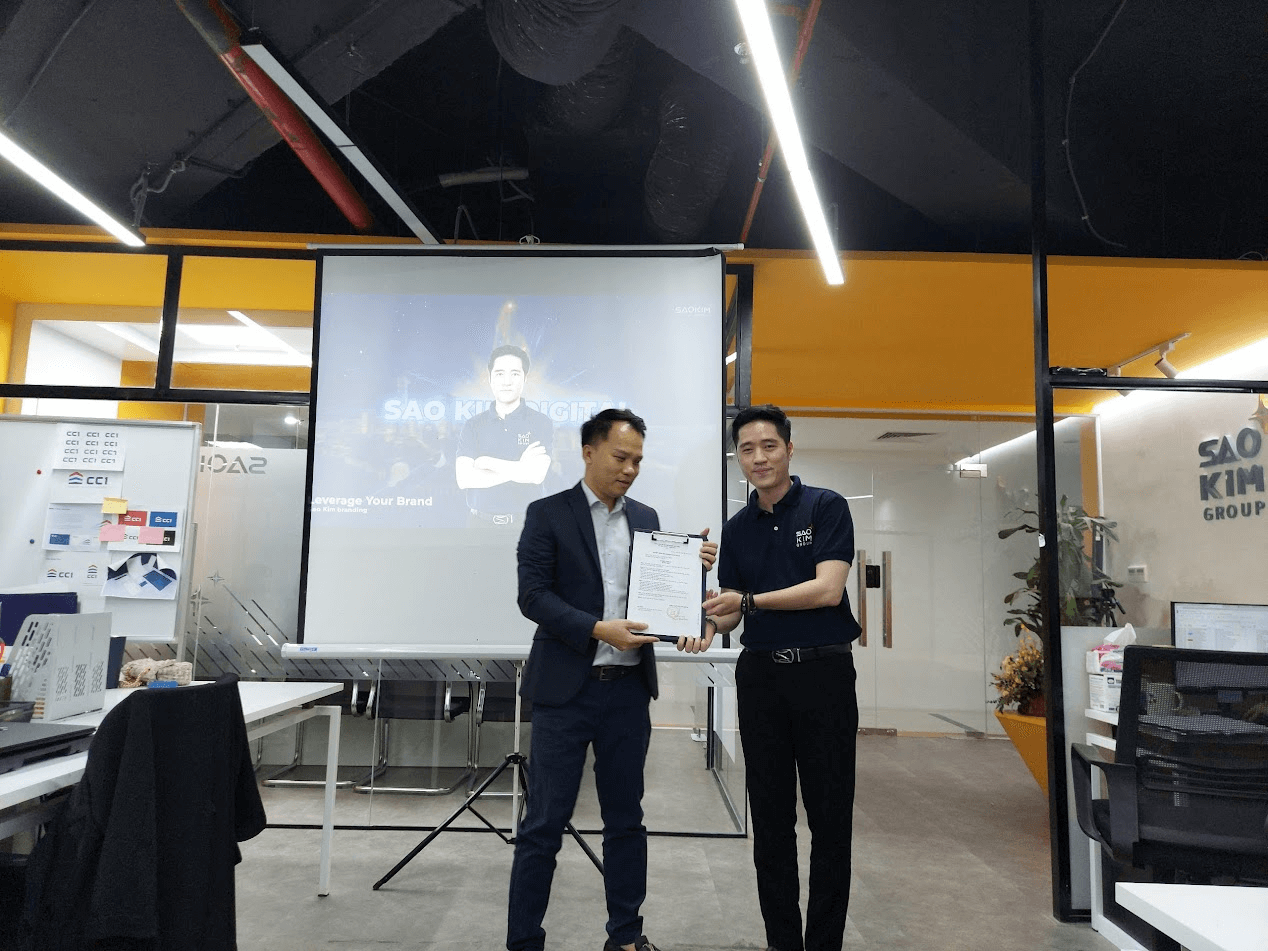 Ông Nguyễn Thanh Tuấn - CEO/ Founder của Sao Kim Group vui mừng bố nhiệm ông Đỗ Mạnh Hiếu đảm nhiệm cương vị Giám đốc điều hành công ty CP Sao Kim Digital - một công ty trực thuộc Sao Kim Group